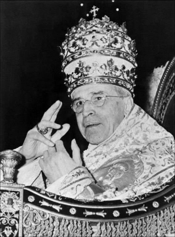 http://www.aid97400.lautre.net/IMG/jpg/PapePieXIIMesseBasiliqueSaintPierreRome19560311.jpg